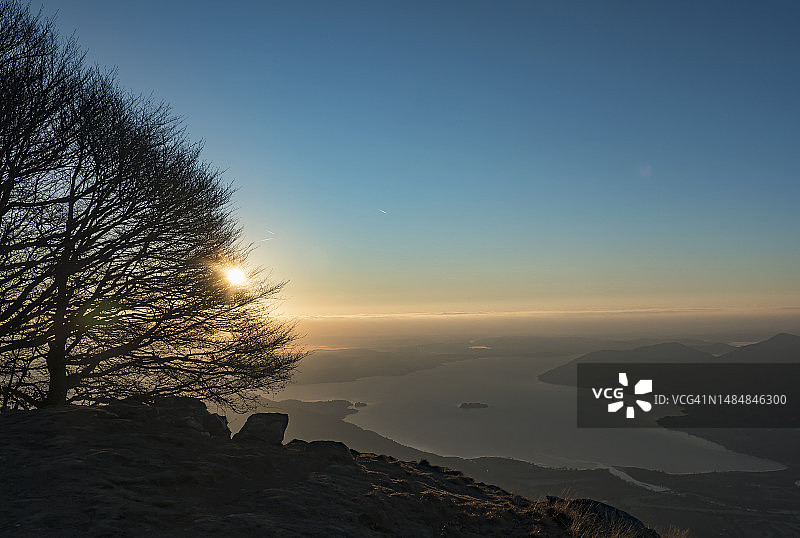 群山环绕的湖泊上的日出图片素材