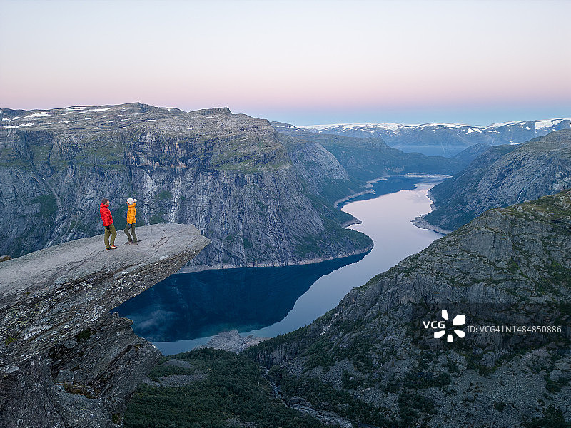 无人机视角：挪威山区徒步旅行的情侣图片素材