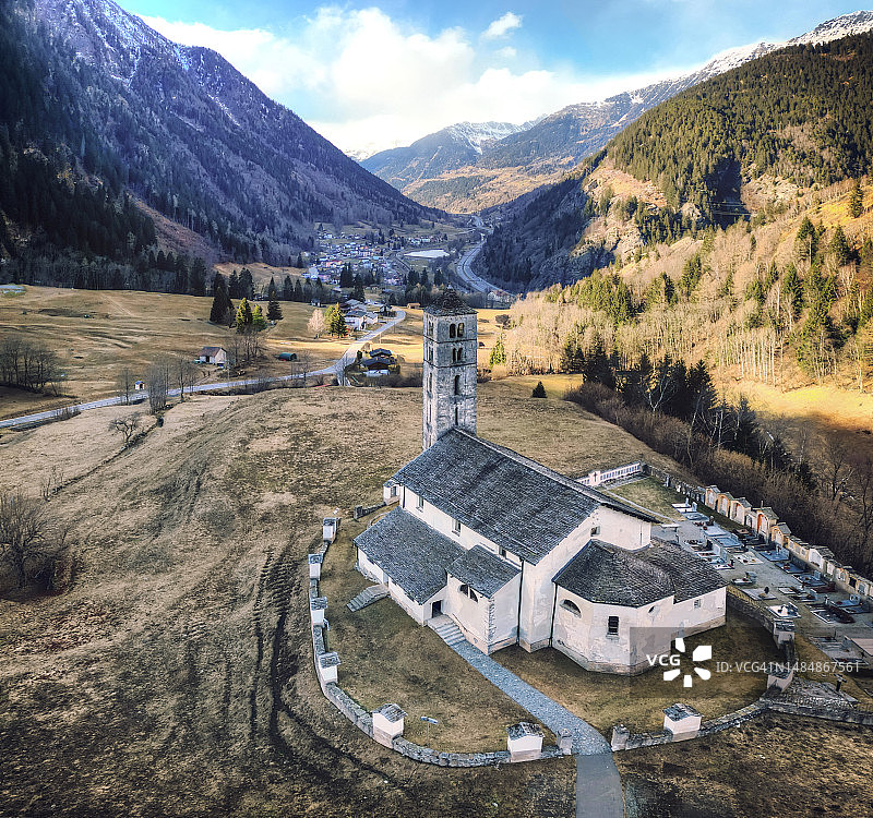 莱文蒂纳普拉托圣乔治中世纪教堂航拍图片素材