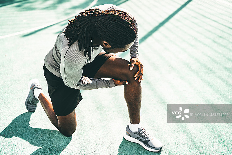 运动损伤：运动员训练中膝盖疼痛图片素材