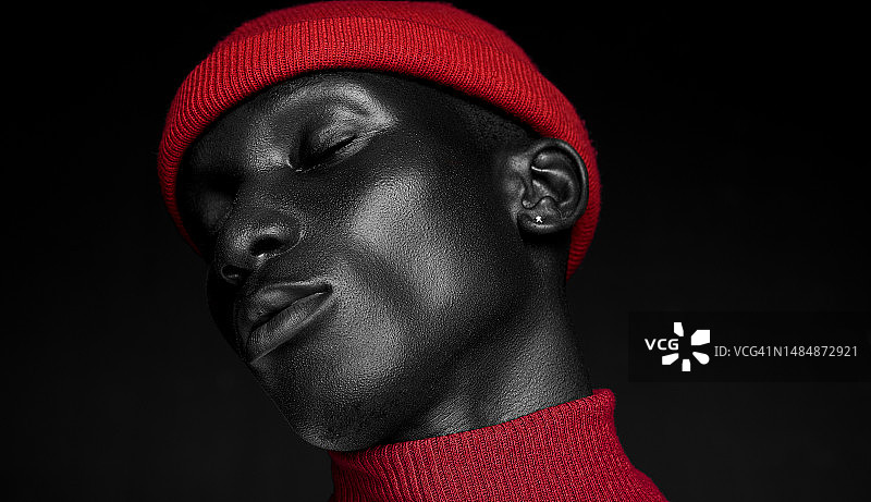 特写：戴针织帽的男人，黑色背景图片素材