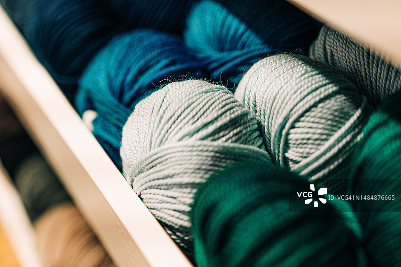 从上方俯视的色彩鲜艳的羊毛或棉线，特写视图，留白图片素材