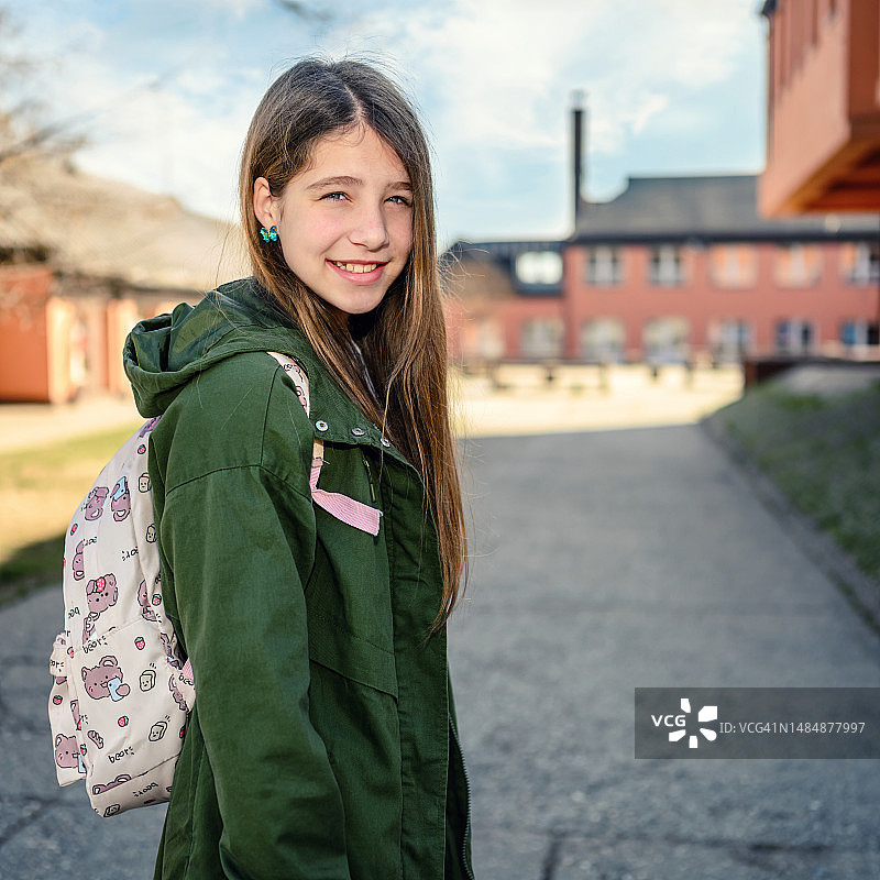 面带微笑的背着书包的小学女生图片素材