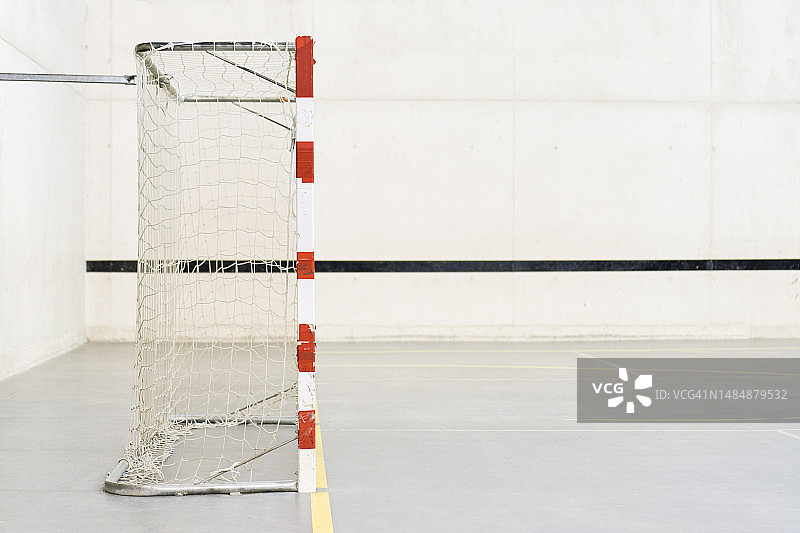 室内足球球门和网兜，水泥地面和黄色线条图片素材