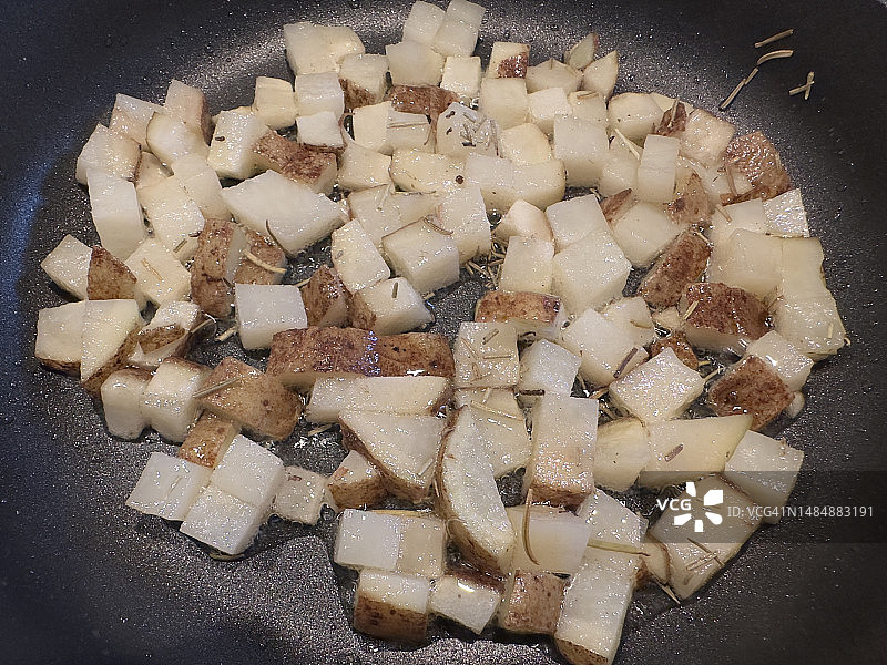 平底锅里的土豆丁图片素材
