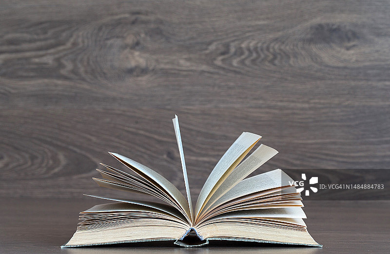 罗马尼亚桌上打开的书本特写图片素材