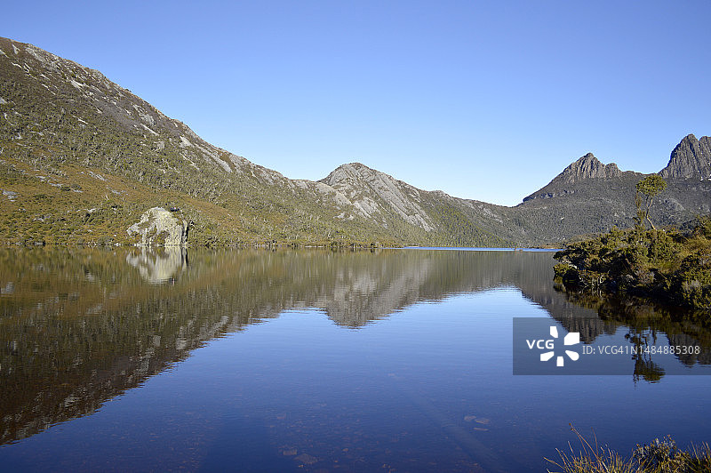 澳大利亚塔斯马尼亚摇篮山湖泊与山脉美景图片素材