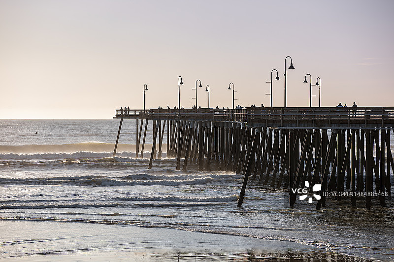 日落时分加利福尼亚皮斯莫海滩的壮丽海景图片素材