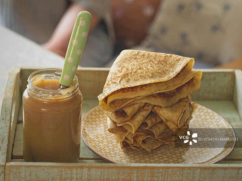 德国桌子上搭配果汁的三明治特写图片素材