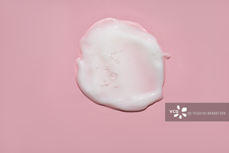 粉色背景上的白色气泡乳霜色板，法国图片素材