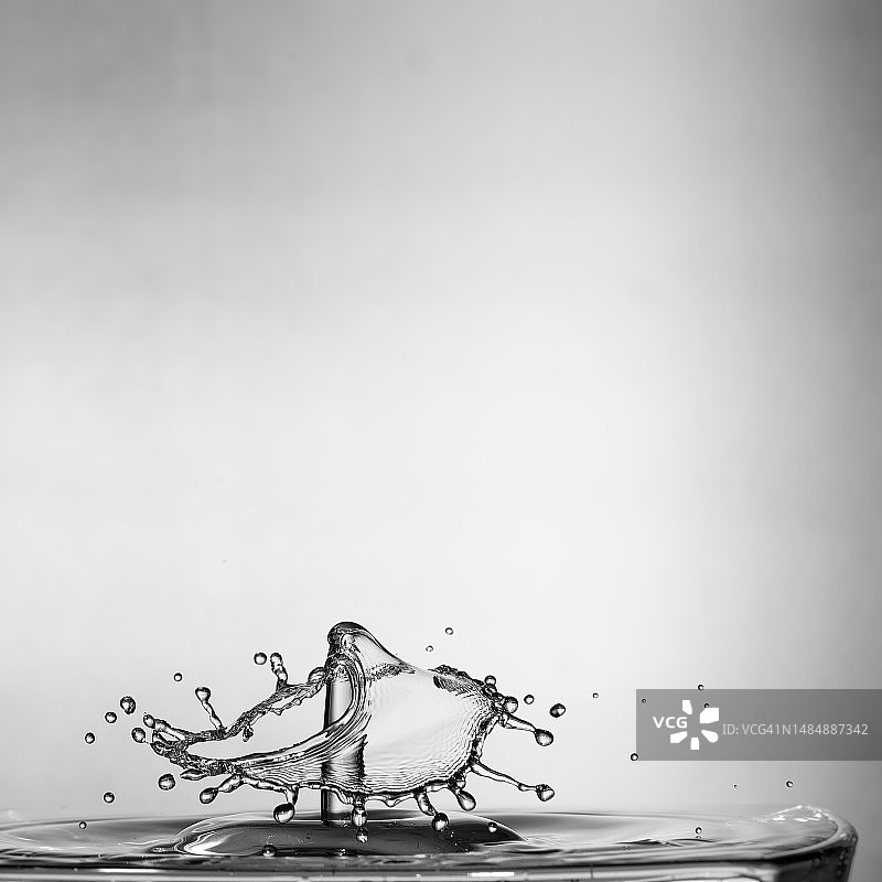 白色背景下的水花飞溅特写图片素材