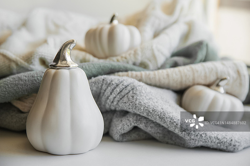 窗台上的白色装饰南瓜图片素材