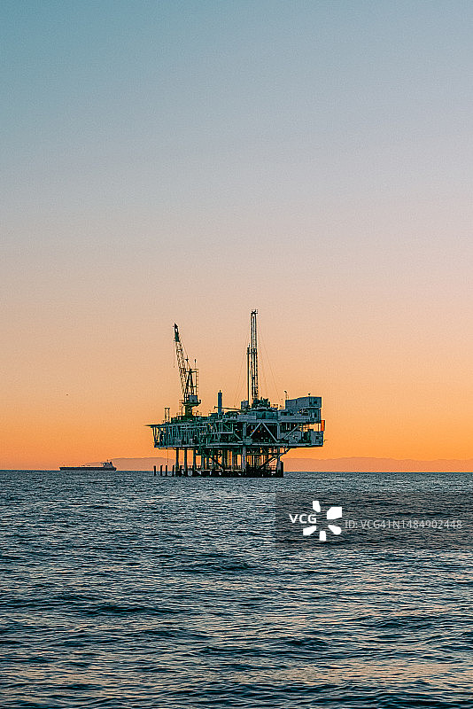 亨廷顿海滩日落时的石油钻井平台图片素材