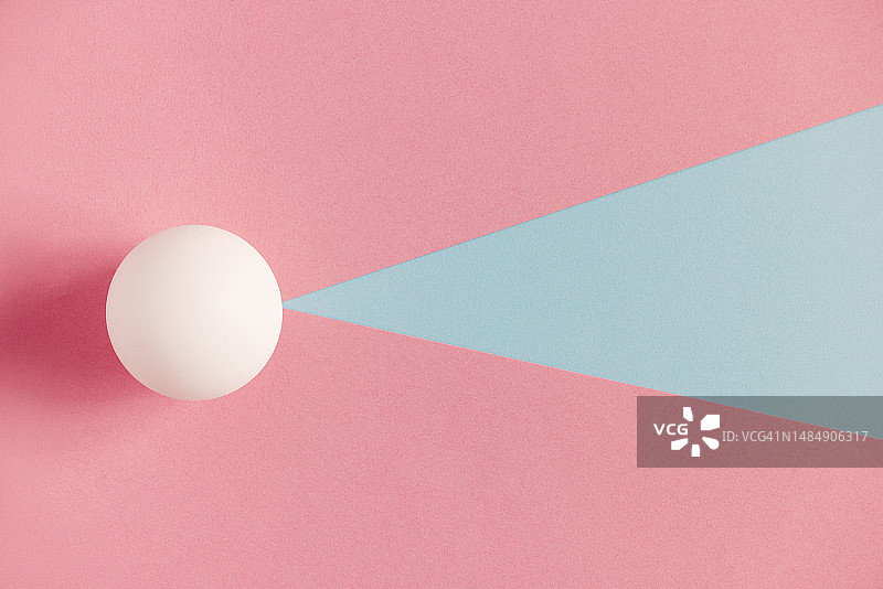 粉蓝背景上的白色球体图片素材