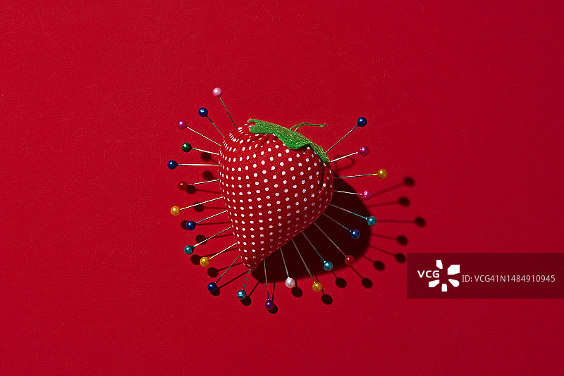 红色草莓形针垫与彩色针图片素材