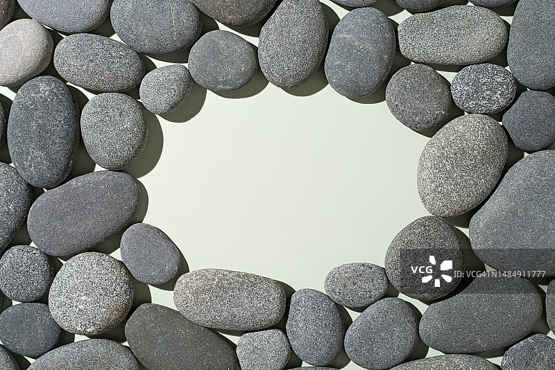 绿色背景上的鹅卵石空白区域图片素材