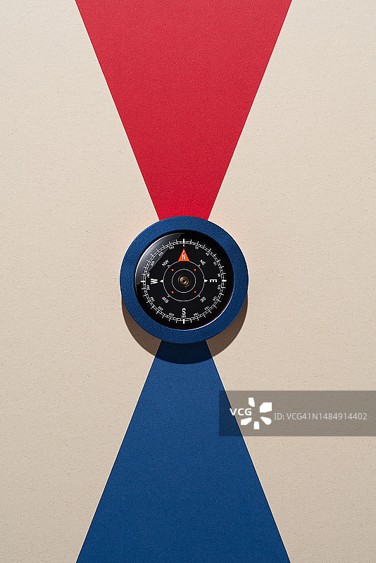 指向红色北方和蓝色南方的导航罗盘图片素材