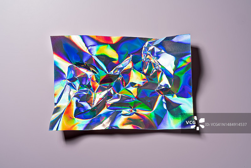 揉皱的彩虹色全息纸图片素材