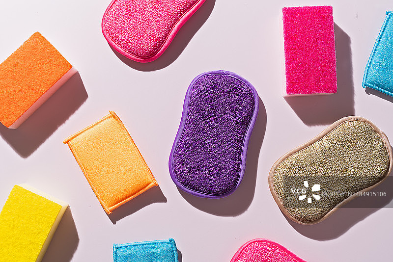 粉色背景上的彩色清洁用品图片素材