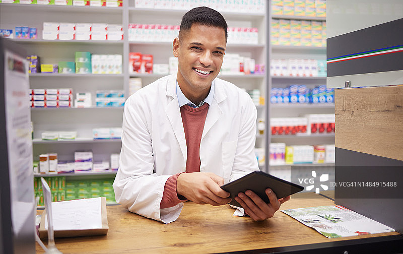 药房：药剂师在柜台用平板电脑为顾客提供服务和医疗建议。药剂师在药店结账台清点处方药和药品库存图片素材
