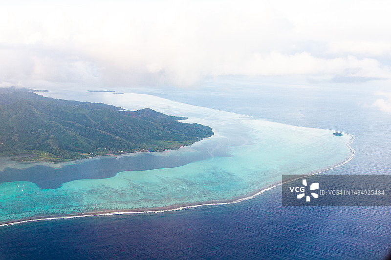 珊瑚礁与绿松石泻湖：赖阿特阿岛和塔哈岛图片素材