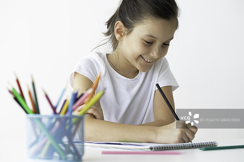 拿着彩色铅笔的小女孩图片素材