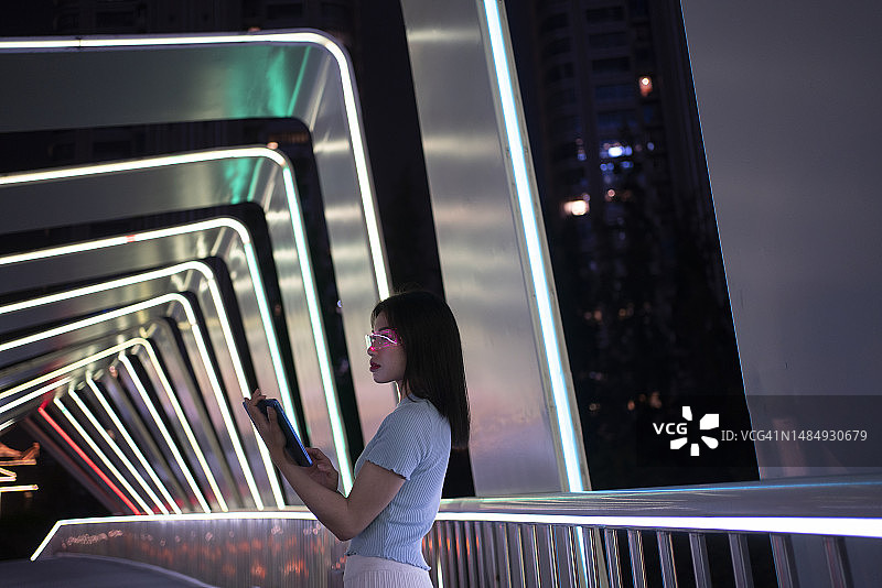 夜晚使用虚拟现实技术的女商人图片素材