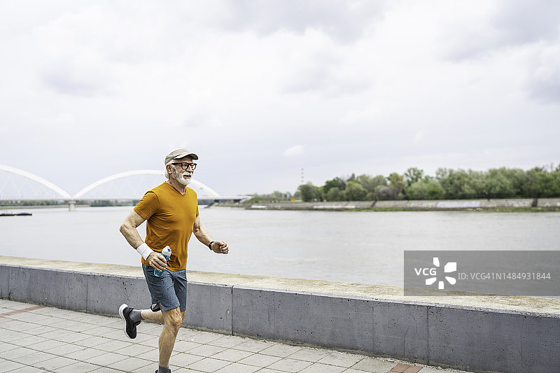 老年跑步者感觉很棒图片素材