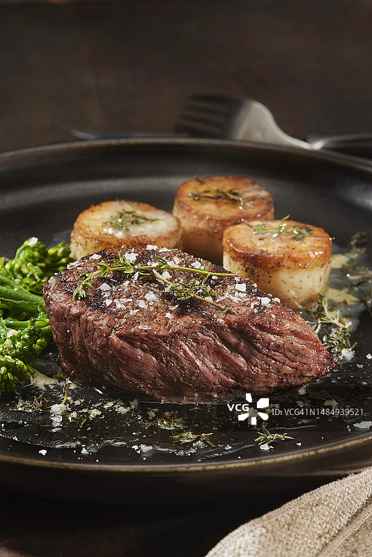 蒜香百里香黄油汁菲力牛排配土豆泥图片素材