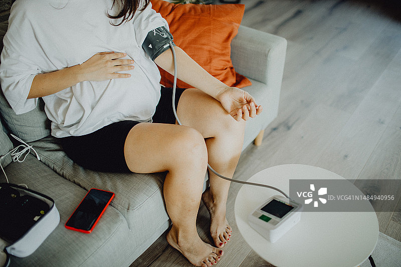 一位身份不明的孕妇正在测量血压图片素材