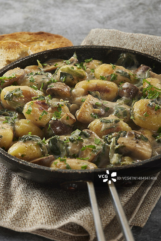 奶油菠菜蘑菇意式土豆团图片素材