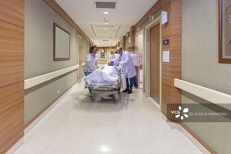医生用轮椅送病人图片素材