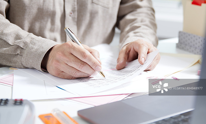 会计师处理文件的特写图片素材