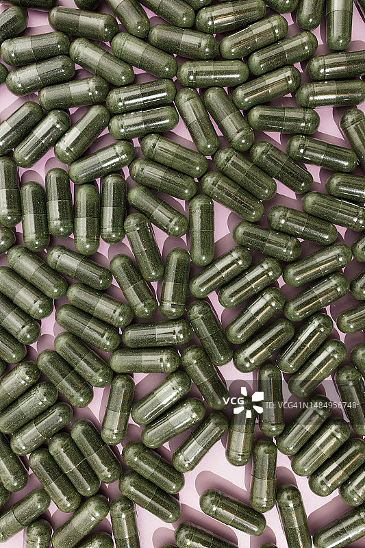 螺旋藻和绿藻药丸特写图片素材