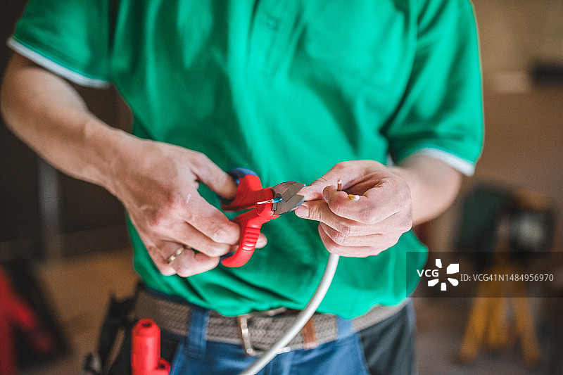 电工使用电线钳的特写镜头图片素材