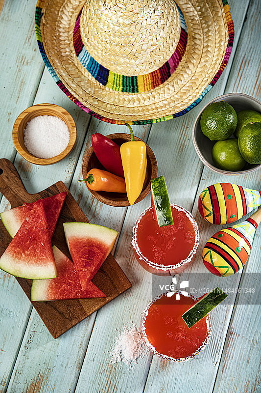 木质背景上的玛格丽特酒杯、调酒器和西瓜图片素材