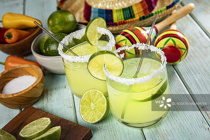 复古木质背景上的玛格丽塔酒杯图片素材