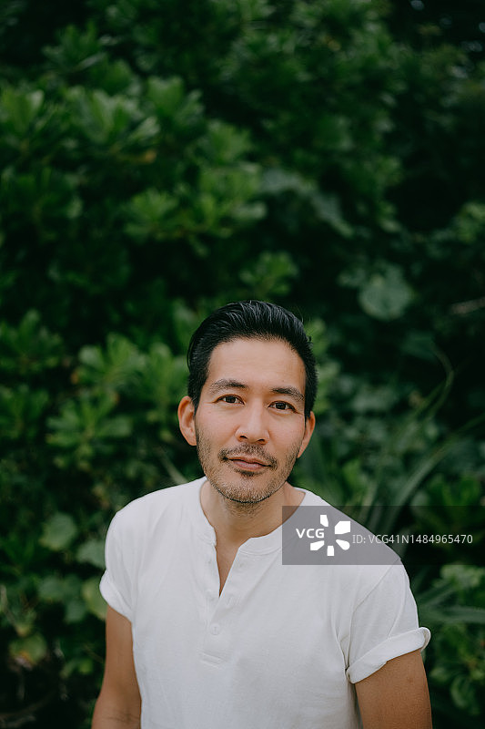 男人在户外看相机图片素材