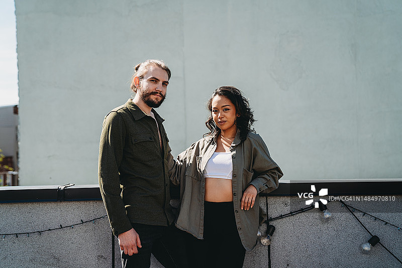 千禧一代时髦情侣户外肖像图片素材