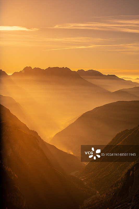 阳光照耀山谷图片素材