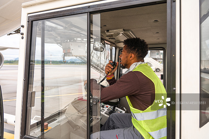 在机场户外使用对讲机的多民族男子图片素材