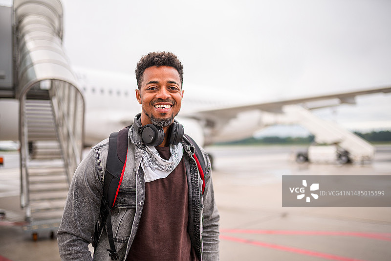 站在飞机前的拉丁裔乘客图片素材