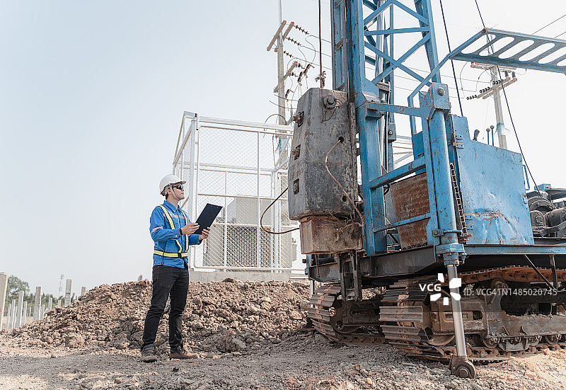工程师控制并检查桩机安装图片素材