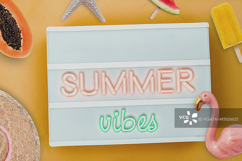 灯箱中的夏日氛围图片素材