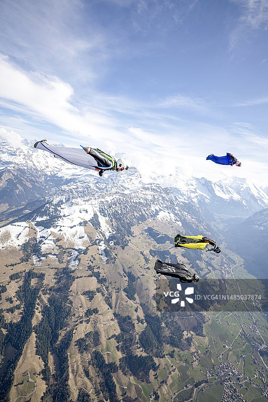 一群翼装飞行者编队飞行图片素材