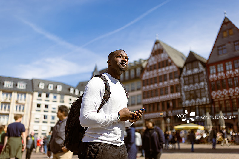 探索法兰克福的罗马广场：休闲游客的广场之旅图片素材