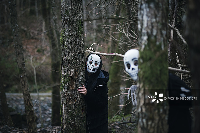 两人在森林里穿着万圣节服装图片素材