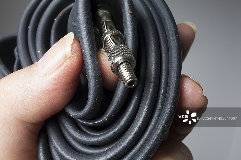 漏气自行车轮胎内胎修补图片素材