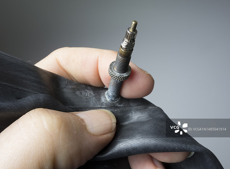 漏气自行车轮胎内胎修补图片素材