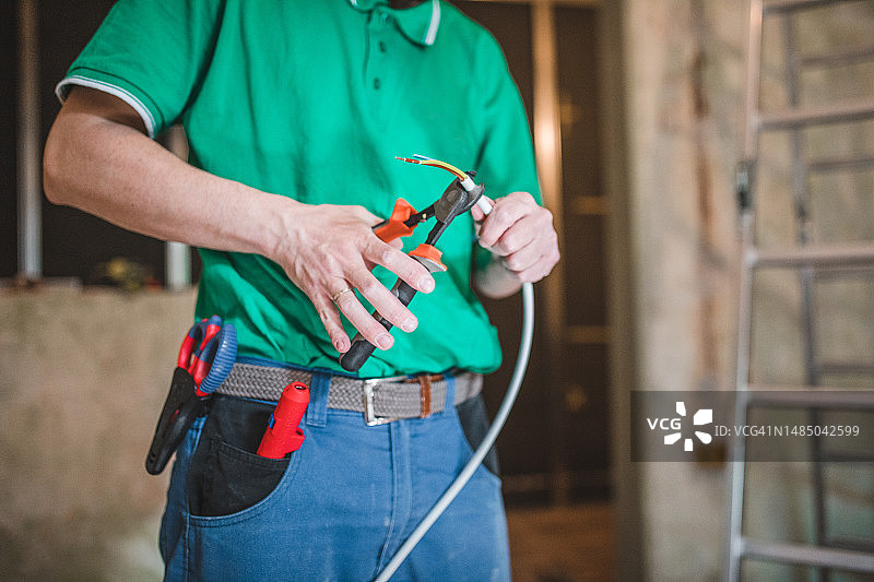 电工手中特写，使用断线钳图片素材